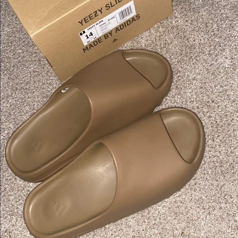 YEEZY CORE SLIDES